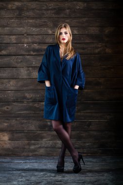 Üzerinde gri backgr poz siyah beyaz elbiseli genç sarışın Bayan