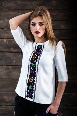 Üzerinde gri backgr poz siyah beyaz elbiseli genç sarışın Bayan