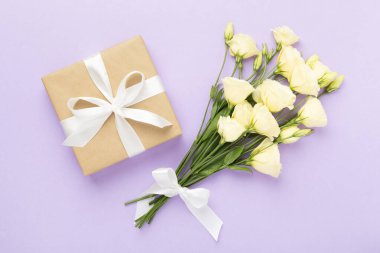 Renkli arka planda güzel buketli hediye kutusu, üst manzara