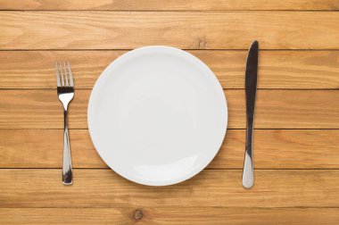 Ahşap arka planda en küçük tablo ayarı, en üst görünüm