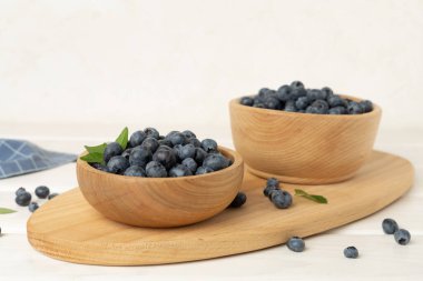 Tahta masada taze yaban mersinli kase.