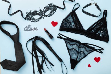 Renk arkaplanı, üst görünüm üzerinde erotik aksesuarlar