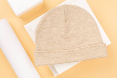 Renkli arka planda şık bir bere, üst görünüm