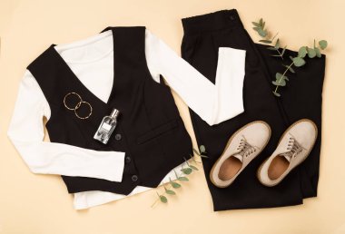 Bej arka planda kadınların modaya uygun bahar kıyafetleriyle yatıyordu.