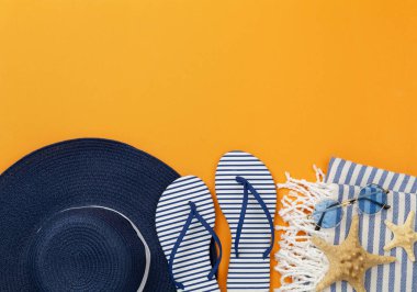 Renkli arka planda mavi plaj aksesuarları, üst manzara. Metin için alanı kopyala