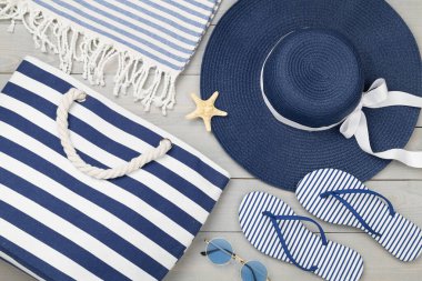 Ahşap arka planda mavi plaj aksesuarları, üst manzara. Düz yatıyordu