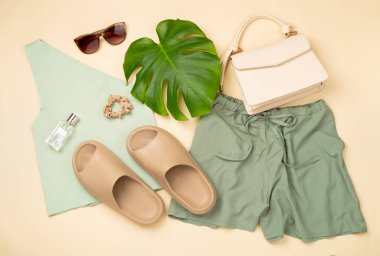 Renkli arka plan, üst görünüm üzerine günlük yaz kıyafetleri ile düz yatıyordu