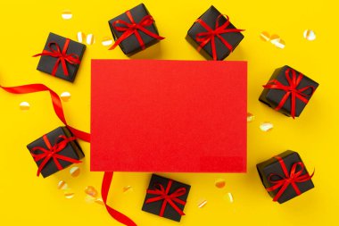 Alanı siyah hediye kutularıyla renklendirin, üst görünüm. Kara Cuma konsepti