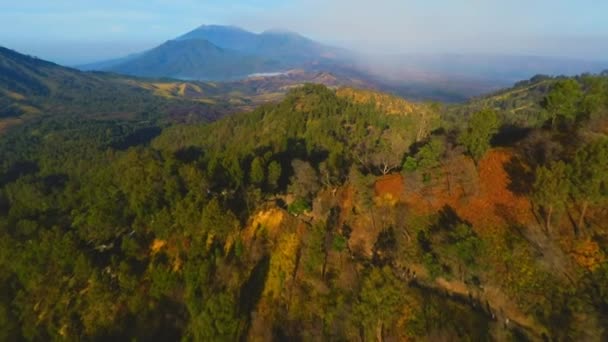 Letu nad horami poblíž Idjen vulkánu na ostrově Jáva — Stock video