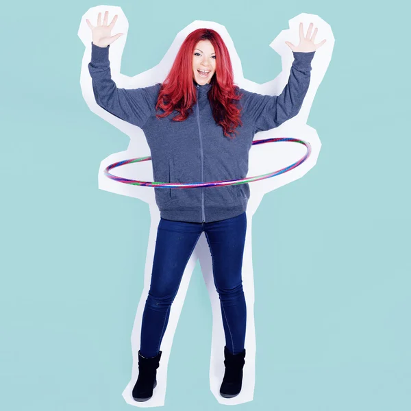 Hula hoop ile dans genç Kızıl saçlı kadın.