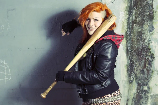 Leende punk kvinna poserar med ett basebollträ. — Stockfoto
