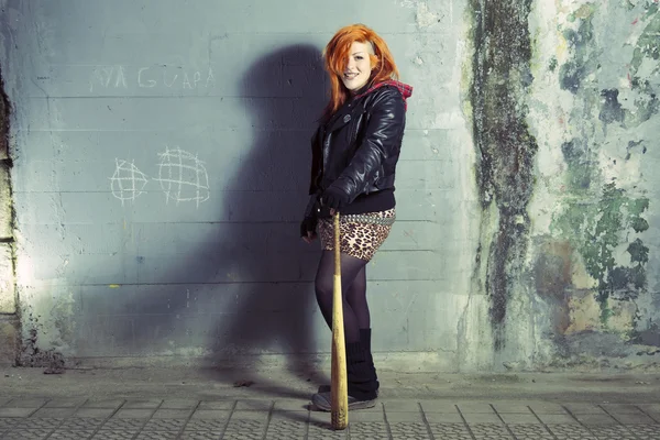 Leende punk kvinna poserar med ett basebollträ. — Stockfoto