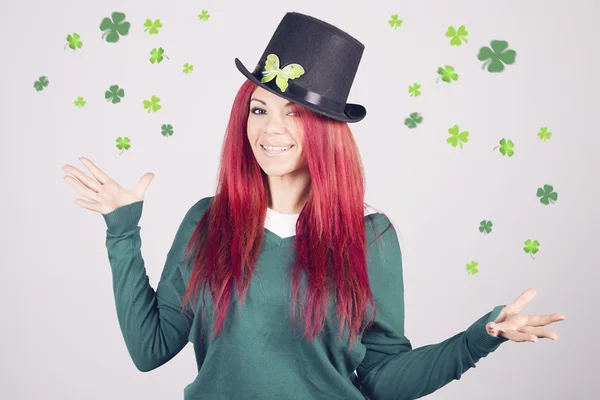 Saint Patrick'ın gün 17 Mart kutluyor mutlu kadın