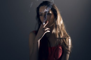 Bir cigarrette olan güzel kadın.