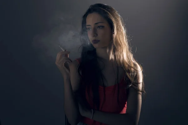 Vacker ung kvinna med en cigarrette. — Stockfoto