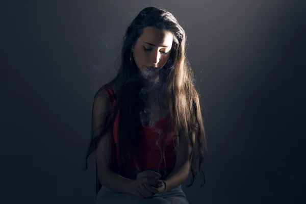 Vacker ung kvinna med en cigarrette. Koncept: sorg. — Stockfoto
