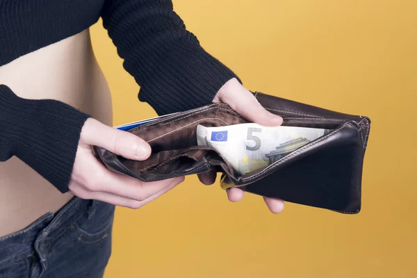 Eski cüzdanını kadınla.