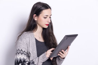 Tablet bilgisayar, kullanan kız ekran dokunaklı çalışma.