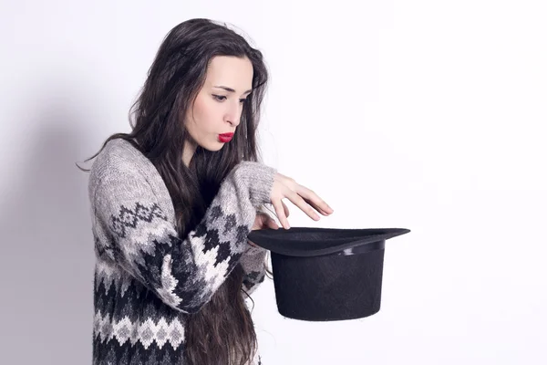 Kız ile üst şapka sihirli yapmak çalışıyor.