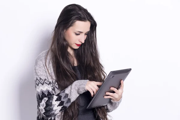 Chica usando la computadora de la tableta, trabajando en pantalla táctil . — Foto de Stock