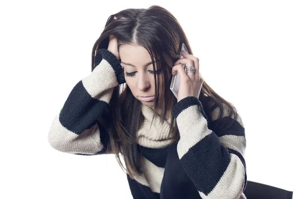 Kadın depresif, cep telefonunda söz endişeli.