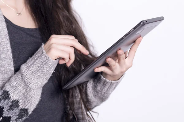 Tablet bilgisayar, kullanan kız ekran dokunaklı çalışma.