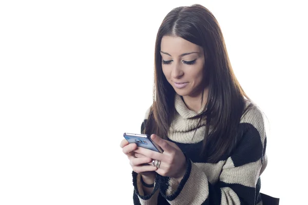 Mujer sosteniendo el teléfono móvil, feliz, sonriente, aislado sobre un fondo blanco . — Foto de Stock