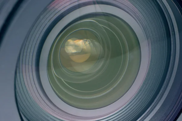 Bir kamera lensini kapat