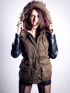 Öfkeli bağıran kız