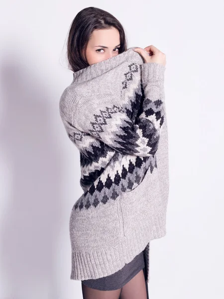 Kendini onun ceketi ile gizleme kız kameraya