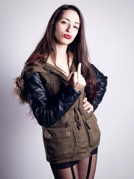 Orta parmağını gösterilen kız