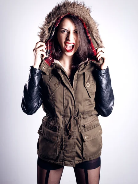 Öfkeli bağıran kız