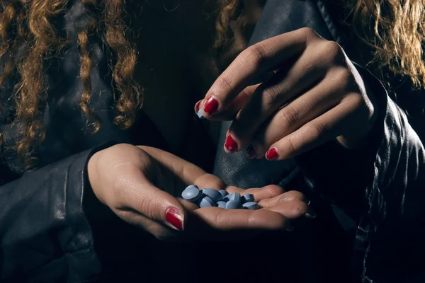 Drogmissbruk. Kvinna med piller i hand med en. — Stockfoto