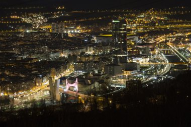 Bilbao, İspanya, 17 Ocak 2016: Bilbao geceleri. Bilbao şehrin havadan görünümü.