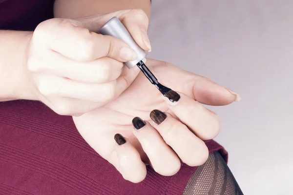 Kadın onu çivi siyah oje ile Lehçe