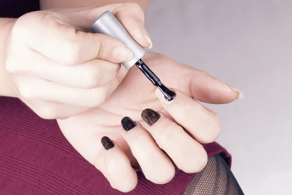 Kadın onu çivi siyah oje ile Lehçe