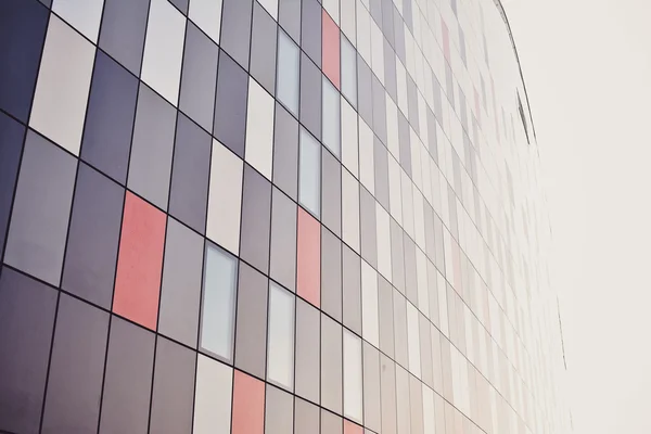 Détails de la façade colorée en panneaux d'aluminium avec fenêtres — Photo