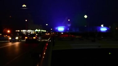 Polis Siren gece şehir ışıkları. Acil siren arka plan