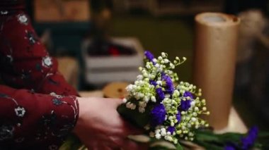 İş yerinde çiçekçi: güzel genç kadın Modern buket farklı çiçek yapma