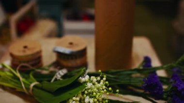 Çiçekçi çalışma arka plan. Çiçekler ve profesyonel aksesuarlar, Modern bahar buket