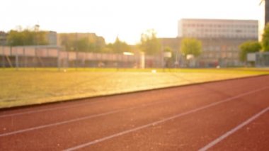 Akşam yağmur stadyumda. Spor günbatımı arka plan
