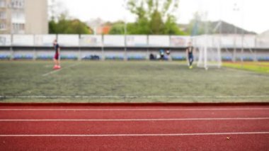çocuklar futbol spor alanında tekme