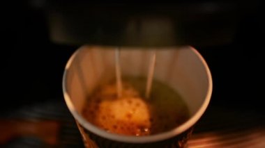 Taze kahve Latte lezzetli köpük ile bir kağıt bardağa dökme