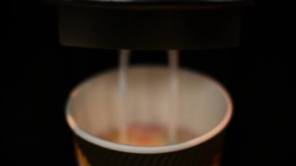 Verser du café frais brassé avec de la mousse délicieuse dans une tasse — Video