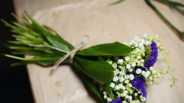 Florist Hands está cortando tallos de flores con tijeras. Una Floristería Preparando un Ramo Moderno de Flores — Vídeos de Stock