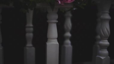 Düğün şamdan. Beyaz Mumluk ve pembe çiçekler