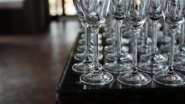 Şık bir düğün için tablosundaki satırların boş şarap veya şampanya gözlük