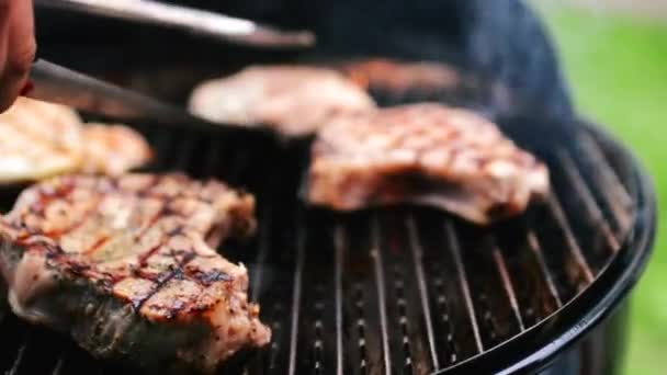 Close up van Man grillen voedsel op de Barbecue — Stockvideo