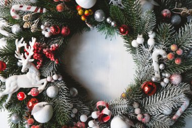 Beyaz Ahşap Arkaplanlı Firavun Noel Çelengi Logo Modeli ya da Metniniz İçin Yer