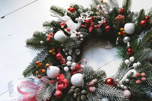 Corona de Navidad hecha a mano al aire libre. Decoración del hogar —  Fotos de Stock
